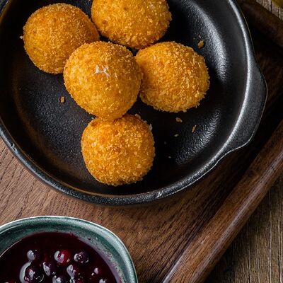 Хрустящие сырные шарики с ягодным соусомв Guava Bar по цене 510 ₽