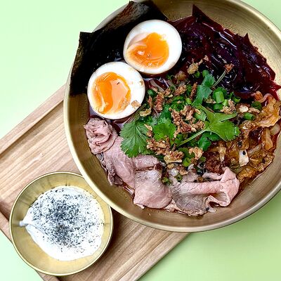 Борщ-рамен с копченой сметаной и курицей су-вид в Просто Азия x Десертория по цене 750 ₽