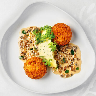 Котлета по-пожарски с картофельным кремом и соусом из лесных грибовв Sadko по цене 768 ₽