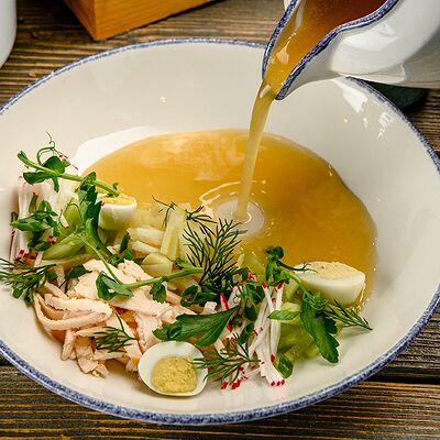 Окрошка на домашнем квасе с овощами и ростбифом в Pivino по цене 360