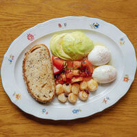 Яйца с гребешком, томатами и авокадо в La Biga