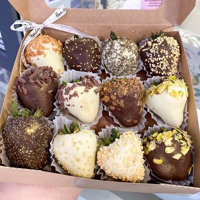 Клубника в тёмном и белом шоколаде в Букет Альфред I клубника в шоколаде и букеты по цене 2490 ₽