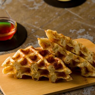 Пышные бельгийские вафли с пюре из клубники и фейхоа в BEATS BREW по цене 1014 ₽