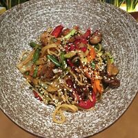 Лапша со свининой и овощами в соусе терияки в Friends cafe and bar