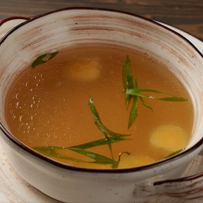 Бульон куриный с яйцомв Гастробар Феллини по цене 200 ₽