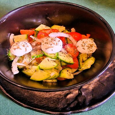 Салат овощной с творожным сыром в Кофейня Philter по цене 490 ₽