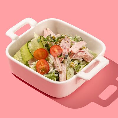 Салат с ветчиной, помидорами, горошком и французским соусом в Kiss по цене 140