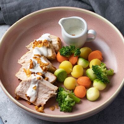 Индейка с овощами и соусом дорблю в Кэрри по цене 395