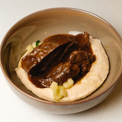 Томленные щечки теленка в мясном соусе с пюре из корня сельдерея в Ангария по цене 787 ₽
