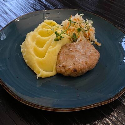 Котлета домашняя, картофельное пюре, капустный салат в Длинный нос по цене 325 ₽