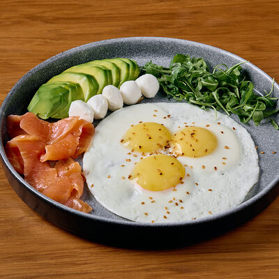 Яичница с лососем, авокадо и моцареллой в Клёво по цене 950 ₽