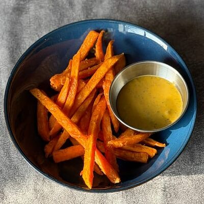 Батат фри с соусом сырный халапеньо в BRCAFE по цене 350 ₽