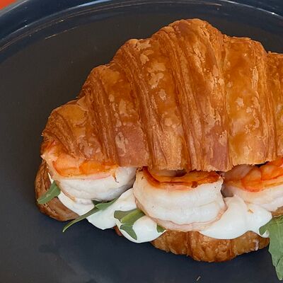 Круассан с креветкой в Zanoza Open Bar по цене 790 ₽