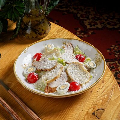 Цезарь с курицей в Гастробар Библиотека по цене 600 ₽