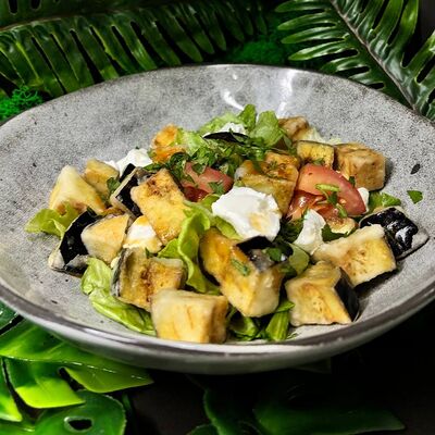 Салат с хрустящими баклажанами и соусом свит чили в KAIF по цене 410 ₽