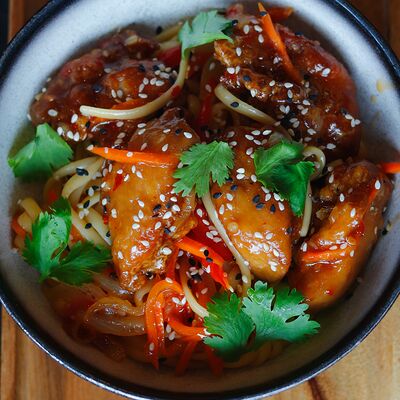 Курица с овощами по-азиатски с лапшой в Bun по цене 490 ₽