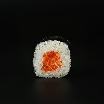 Ролл с лососем в RollWok club Азиатская кухня по цене 349 ₽
