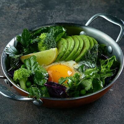 Глазунья с ароматной зеленью, шпинатом и зеленым горошком в ЛарисуВаннуХочу по цене 350