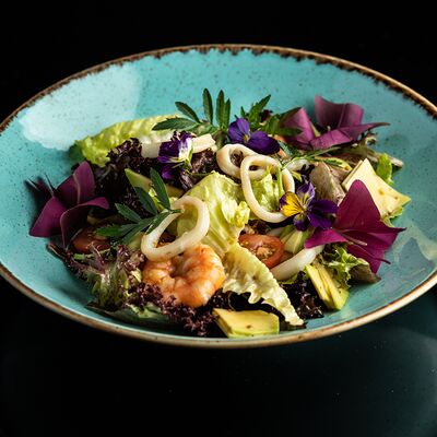 Салат с морепродуктами и авокадо в кунжутной заправке в Первый по цене 940 ₽