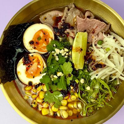 Рамен с лапшой ручной работы и ростбифомв Просто Азия x Десертория по цене 720 ₽