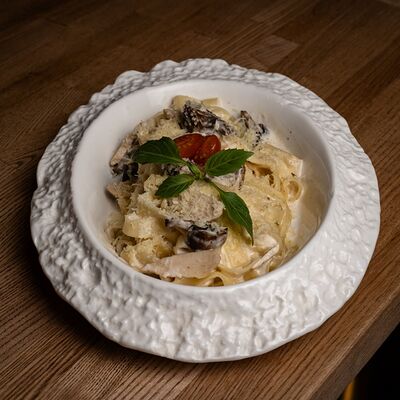 Феттучини с цыпленком и шампиньонами 310гр в Polla Vina по цене 820 ₽