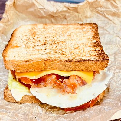 Сэндвич с яйцом, беконом и сыром в Шавуха Street по цене 270 ₽