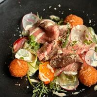 Ростбиф с сырными шариками, ореховым соусом и карамелизированным фундуком в Птичка