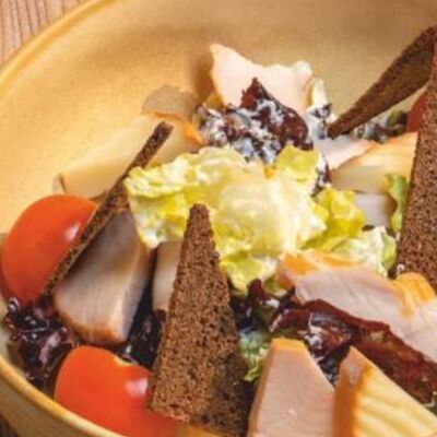 Салат с копченой курицей и гренками в Хочу Пури по цене 530 ₽