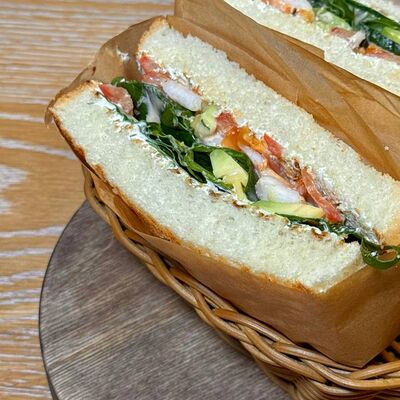 Сэндвич с креветкой и авокадо в Desserto Десерто по цене 590 ₽
