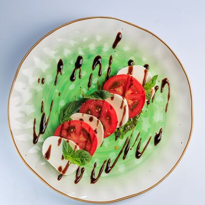 Салат Капрезе в Семейный ресторан Tiki&Taki по цене 700 ₽