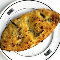 Итальянская лепешка с розмарином в Frankie Brooklyn Pizza