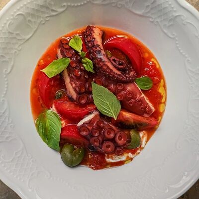 Осьминог с помидорами, оливками и соусом лабне в Ava по цене 2590 ₽