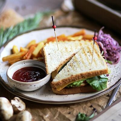 Сэндвич с куриным филе и картофелем фри в LOFT по цене 550 ₽