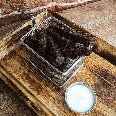 Гренки чесночные с соусом блю чиз в Дровосек по цене 320 ₽