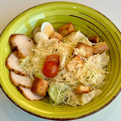 Салат Цезарь с курицей в Кафе Майами по цене 500 ₽