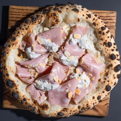 Мортаделла с трюфельной страчателлой в Пицца 22 сантиметра по цене 850 ₽