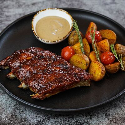 Свиные ребра под медовой глазурью с печеным картофелем в MON PARIS по цене 790 ₽