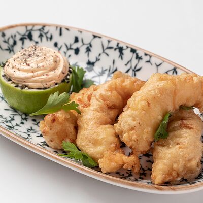 Креветки в кляре с моцареллой и чили масломв SAGA по цене 620 ₽