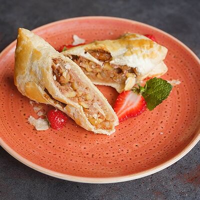 Штрудель яблочный с орехами в Дюшес по цене 415