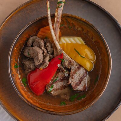 Шурпа с каре из баранины на углях и томлёной телятиной в Мархаба Халяль по цене 1188 ₽