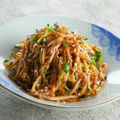 Салат из свиных ушек с огурцом в See China по цене 350 ₽