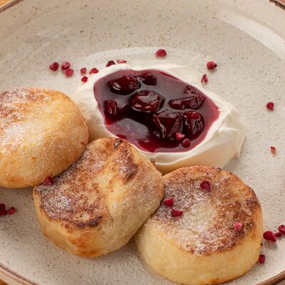 Сырники со сметанойв Kvartal по цене 350 ₽