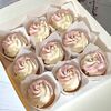 Капкейки со сливочным кремом в нежно-розовых цветах в Marys Cakes по цене 2890