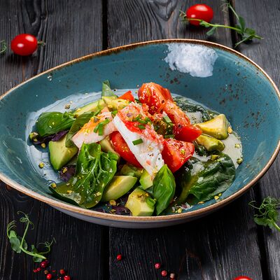 Салат с крабом, томатами и базиликом в La Strada по цене 2180 ₽