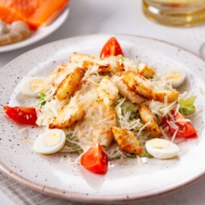 Салат Цезарь с курочкой в Кухня для друзей по цене 679 ₽