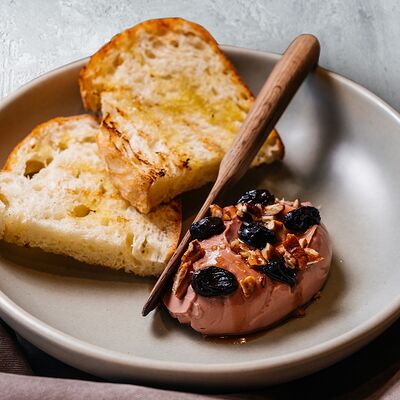 Паштет из печени цыплёнка с маринованным изюмом и жареным орехом пекан в Сказка. Еда и вино по цене 710 ₽