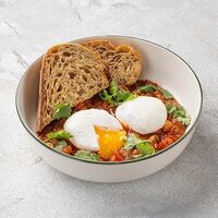 Шакшука с цельнозерновым хлебом в Шоколадница