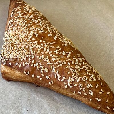 Слойка курица с сыром в Пекарня хлеб батон по цене 99 ₽