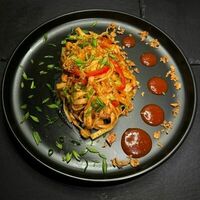 Wok с курицей и соусом том ям в Testoo