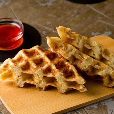 Бельгийские вафли с малиново-смородиновым конфи в BEATS BREW по цене 885 ₽